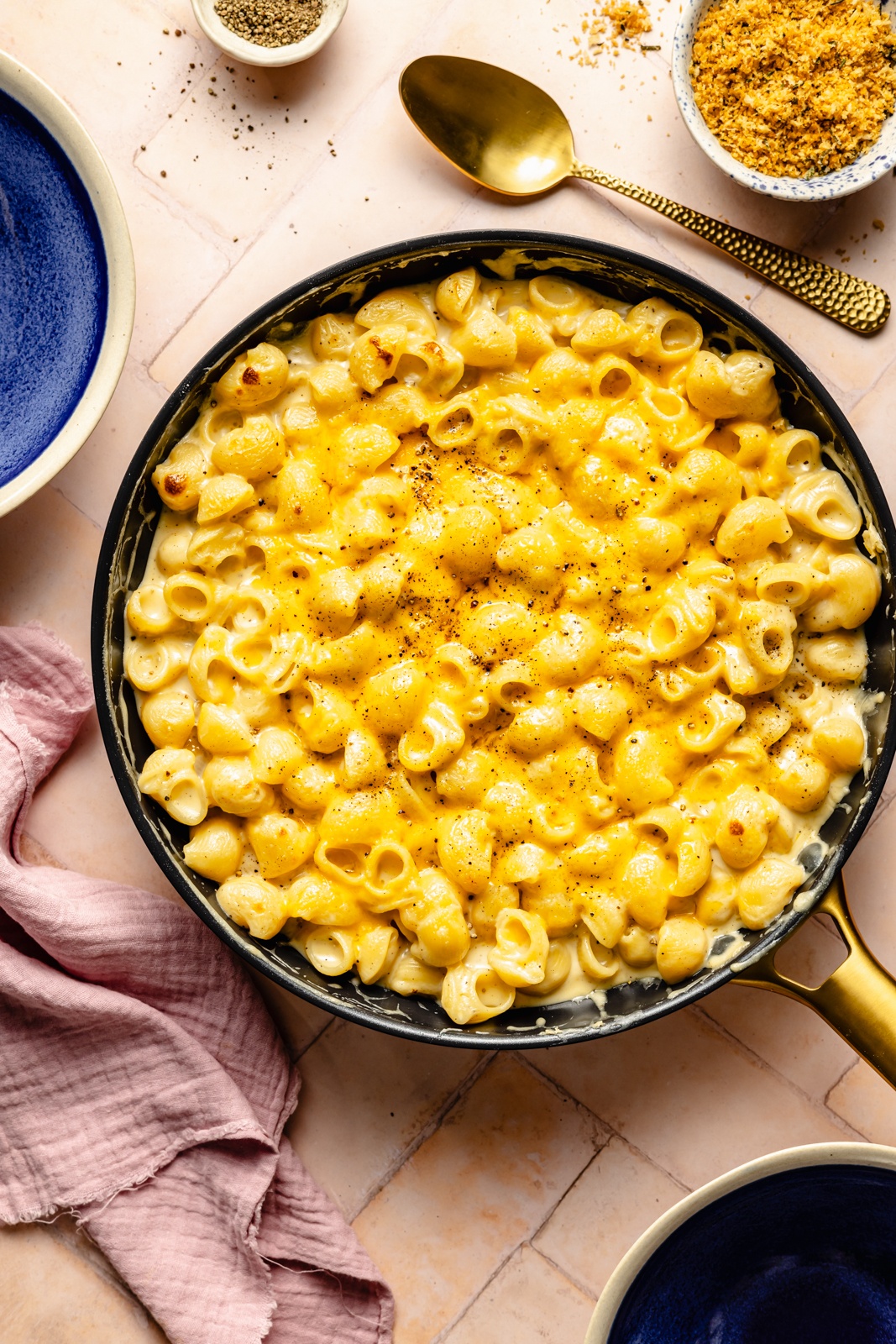 easy homemade mac and cheese in a skillet