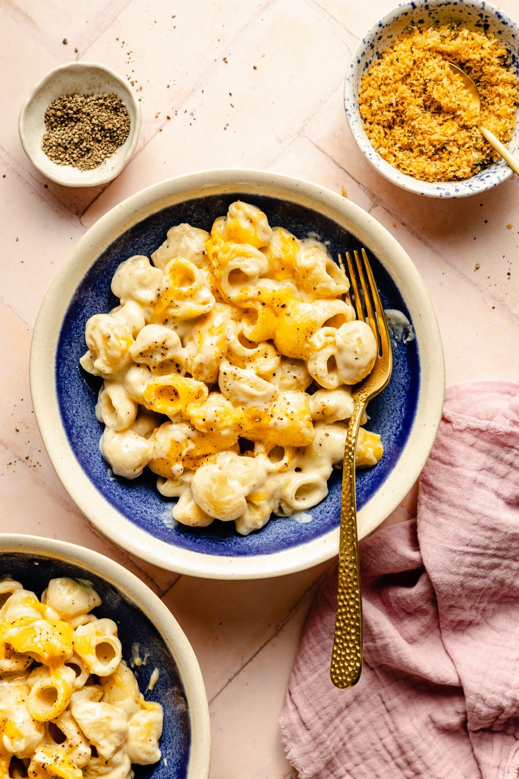 the best mac and cheese recipe in two bowls